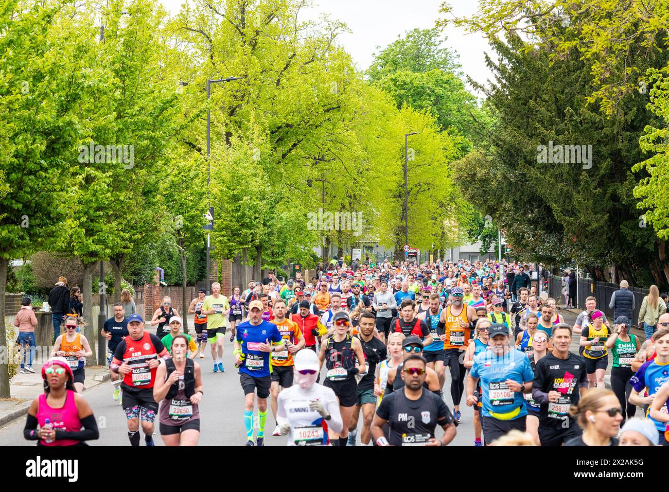 LONDON, Großbritannien - 21. APRIL 2024: Große Anzahl von Menschen laufen beim London Marathon 2024 Stockfoto