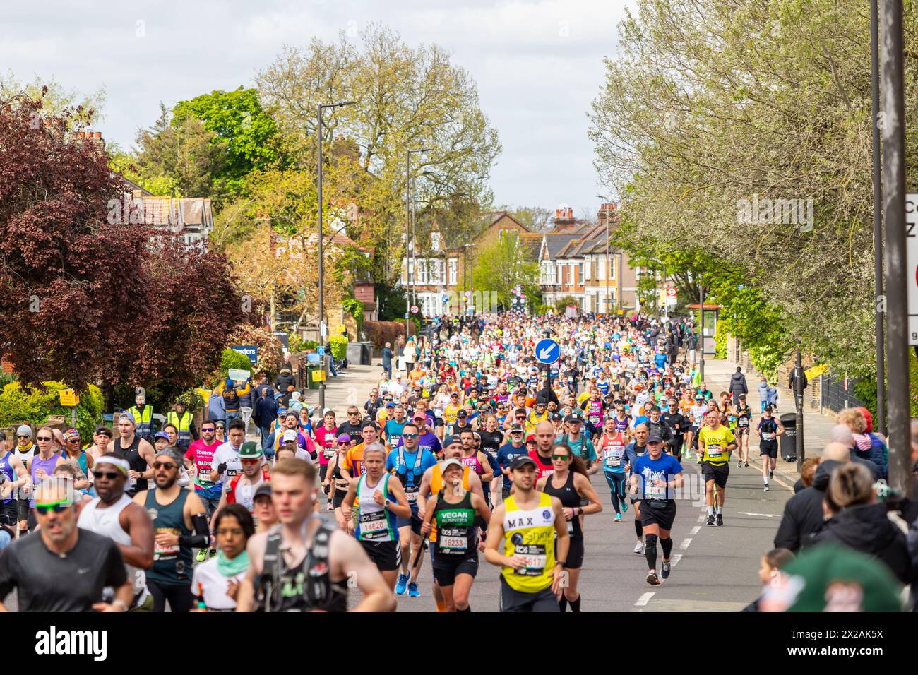 LONDON, Großbritannien - 21. APRIL 2024: Große Anzahl von Menschen laufen beim London Marathon 2024 Stockfoto