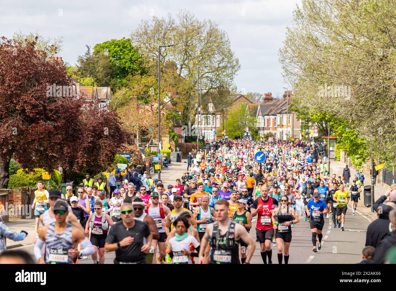 LONDON, Großbritannien - 21. APRIL 2024: Große Anzahl von Menschen laufen beim London Marathon 2024 Stockfoto