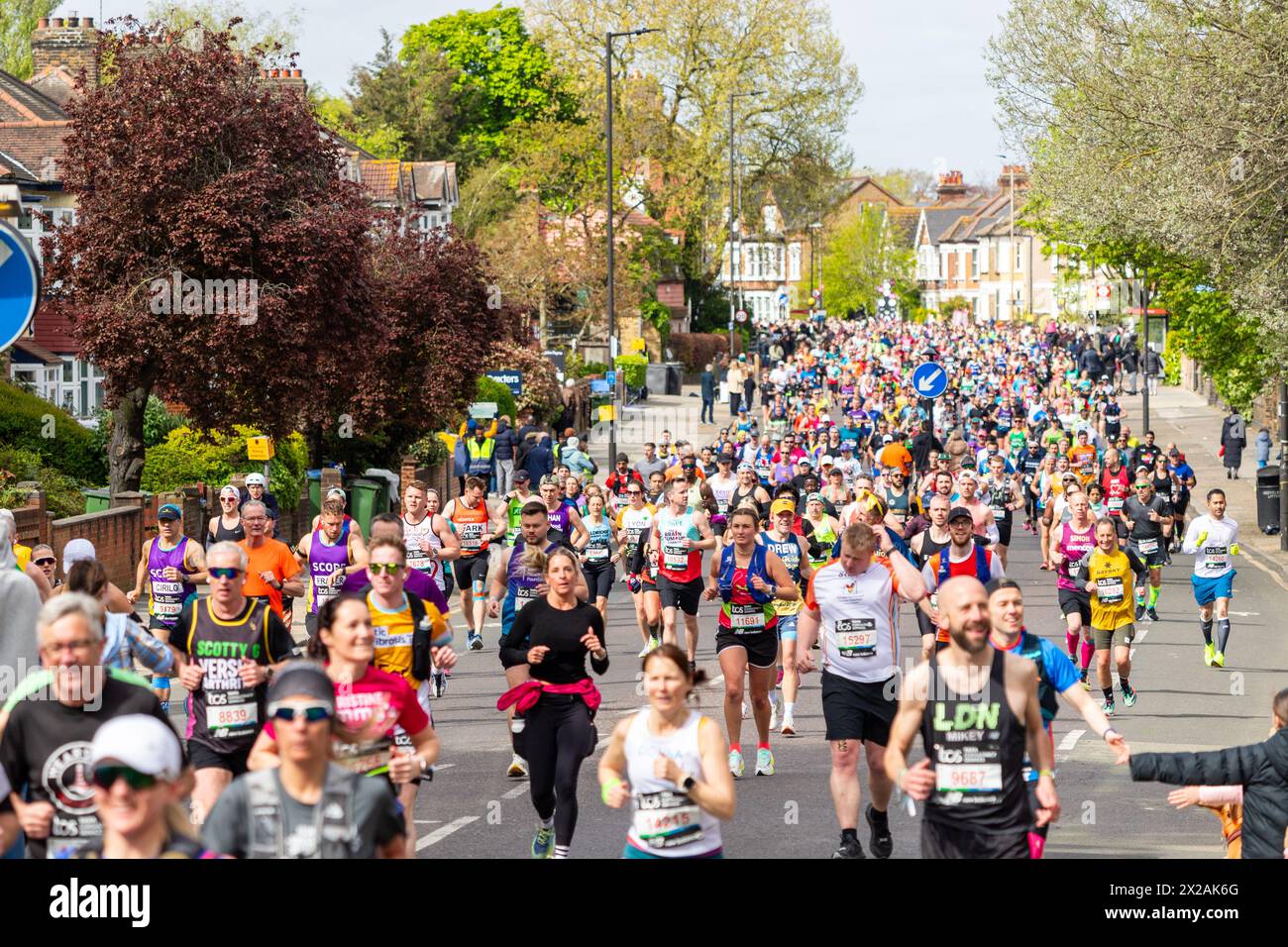 LONDON, Großbritannien - 21. APRIL 2024: Große Anzahl von Menschen laufen beim London Marathon 2024 Stockfoto