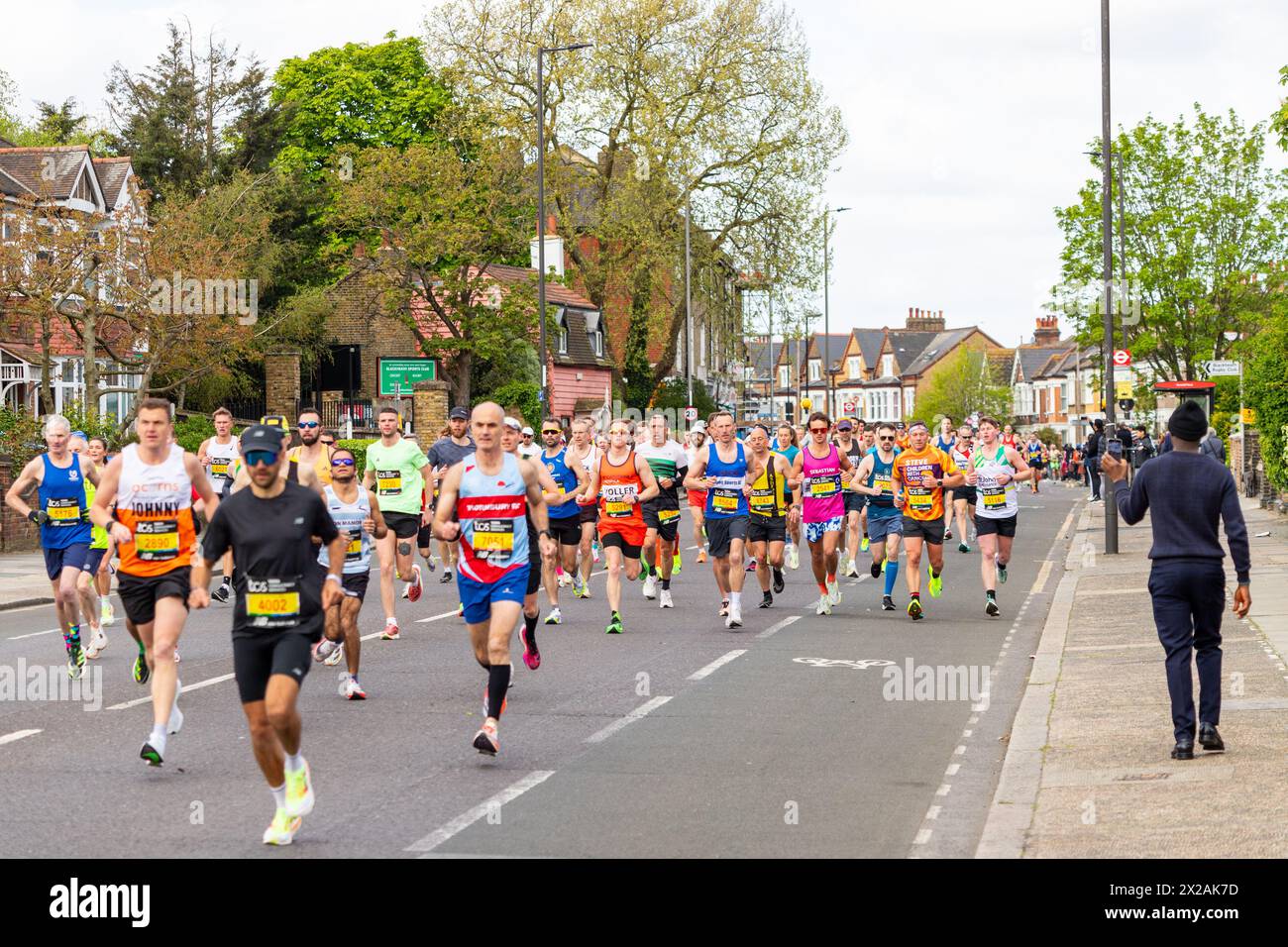 LONDON, UK - 21. APRIL 2024: Läufer beim London Marathon 2024 Stockfoto