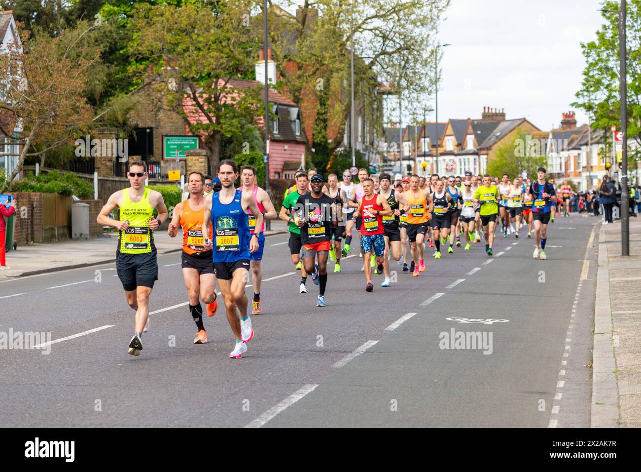 LONDON, UK - 21. APRIL 2024: Läufer in der London Marathon 2024 Männer-Elite Stockfoto