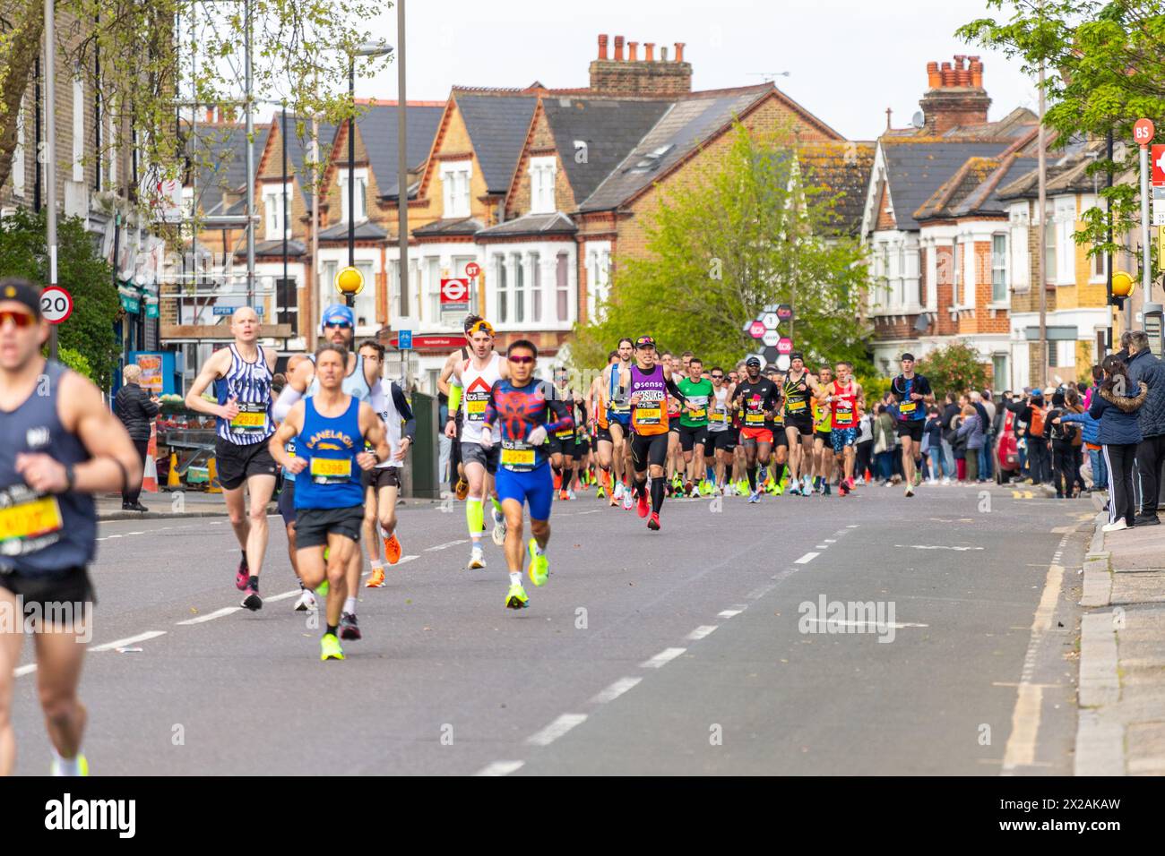 LONDON, UK - 21. APRIL 2024: Läufer in der London Marathon 2024 Männer-Elite Stockfoto