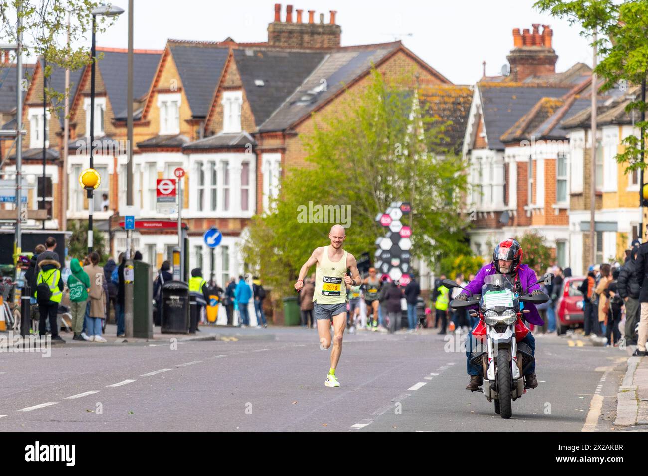 LONDON, UK - 21. APRIL 2024: Ein Vorreiter in der London Marathon 2024 Männer Elite Stockfoto