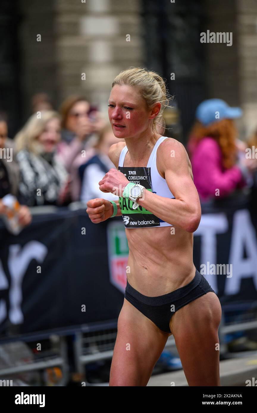 London, Großbritannien. April 2024. Helen Gaunt vom Tonbridge Athletic Club absolviert den London Marathon 2024 in einer Zeit von 02:38:40. Als 14. Im Frauenrennen wurde sie auf Platz 43 in der Gesamtwertung. Quelle: MartinJPalmer/Alamy Live News Stockfoto