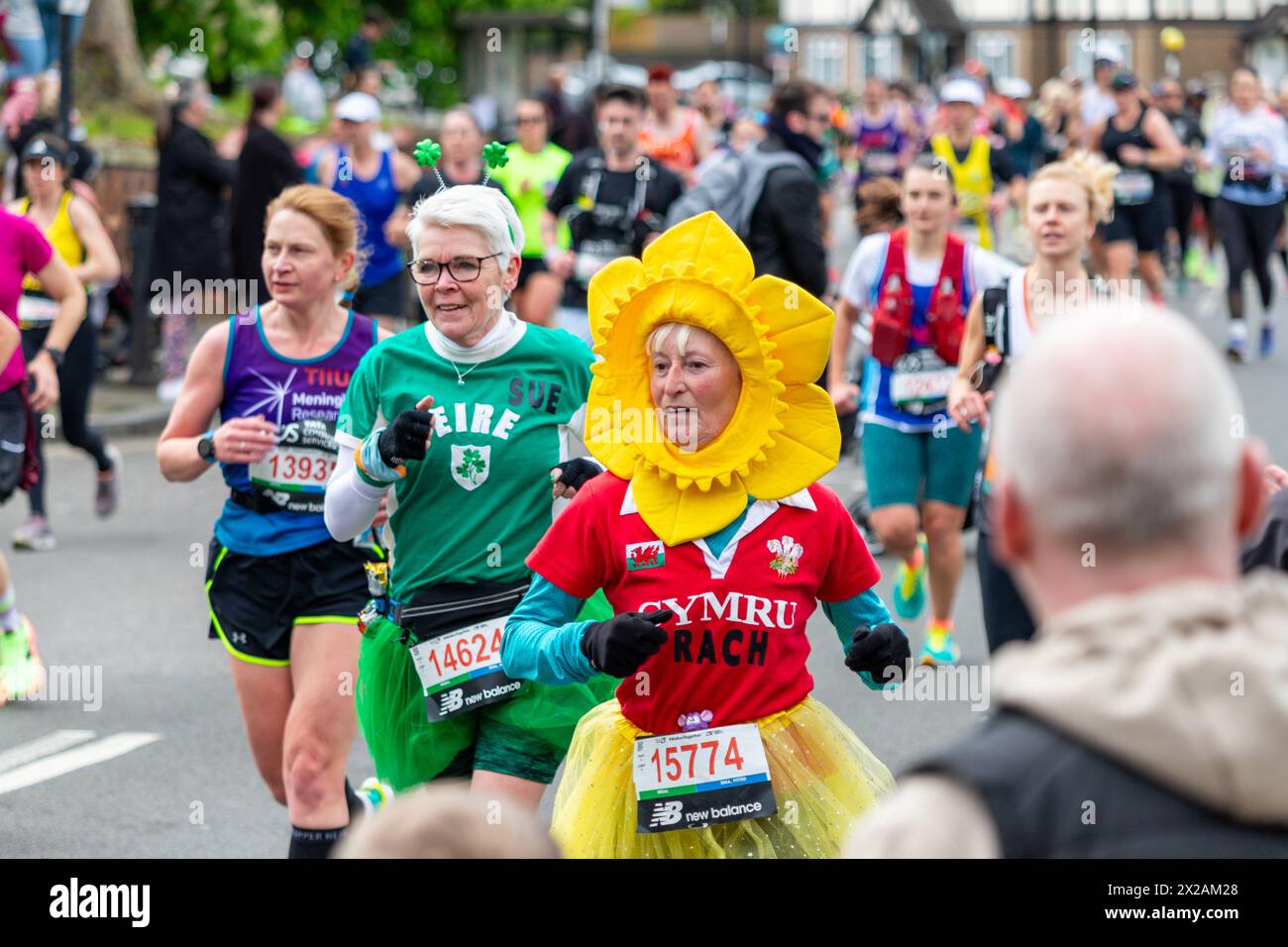 LONDON, UK - 21. APRIL 2024: Menschen, die sich beim London Marathon 2024 verkleidet haben und laufen Stockfoto
