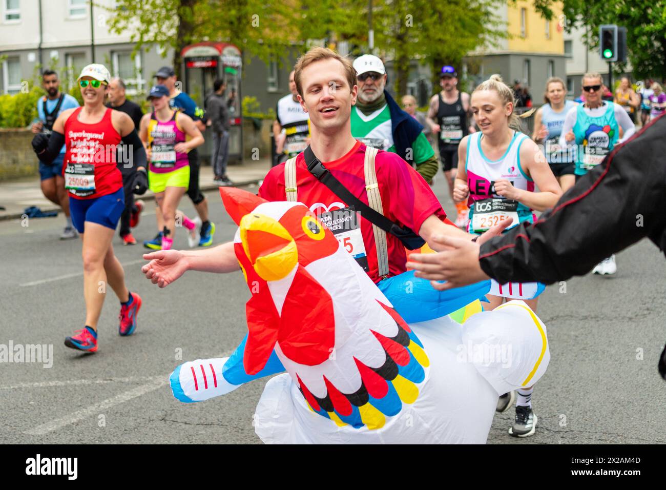 LONDON, UK - 21. APRIL 2024: Menschen, die sich beim London Marathon 2024 verkleidet haben und laufen Stockfoto