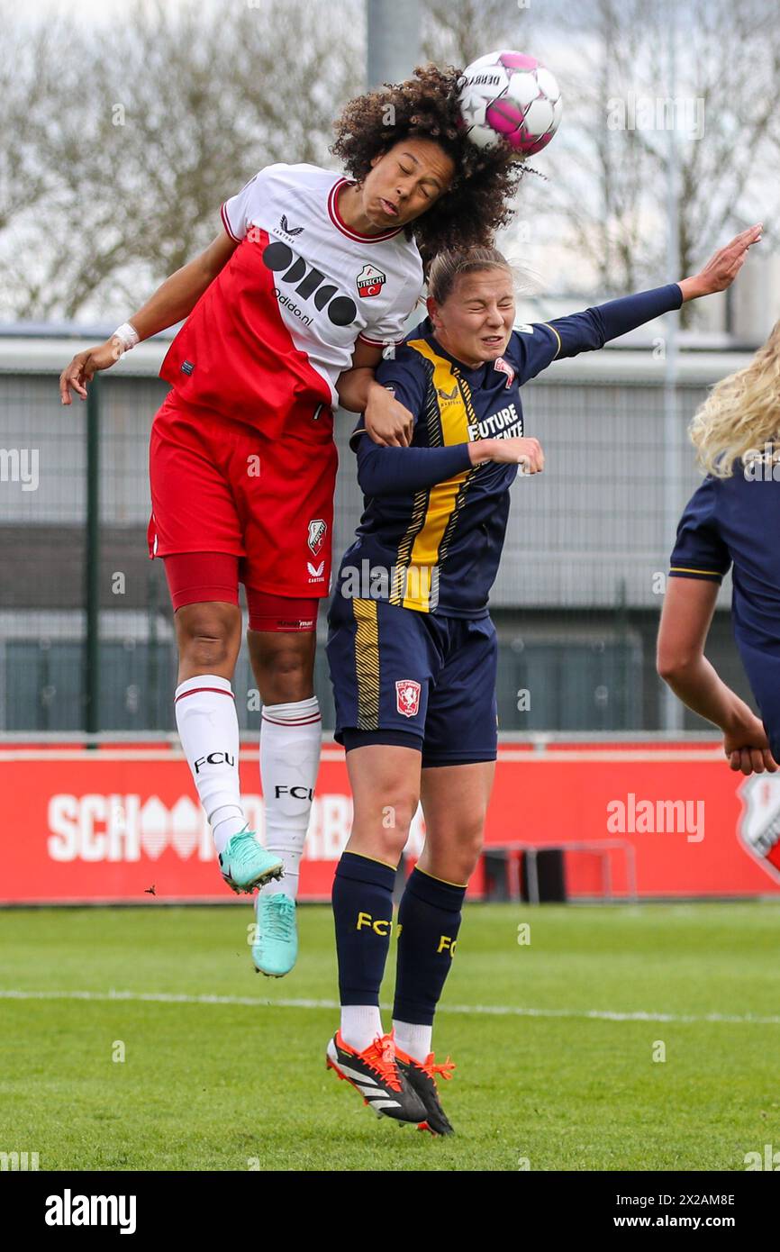 Utrecht, Niederlande. April 2024. Utrecht, Niederlande, 21. April 2024: Naomi Pique (12 FC Utrecht) und Sophie Te Brake (18 Twente) kämpfen um Besitz während des Azerion Vrouwen Eredivisie Fußballspiels zwischen dem FC Utrecht und Twente im Sportkomplex Zoudenbalch in Utrecht, Niederlande. (Leiting Gao/SPP) Credit: SPP Sport Press Photo. /Alamy Live News Stockfoto