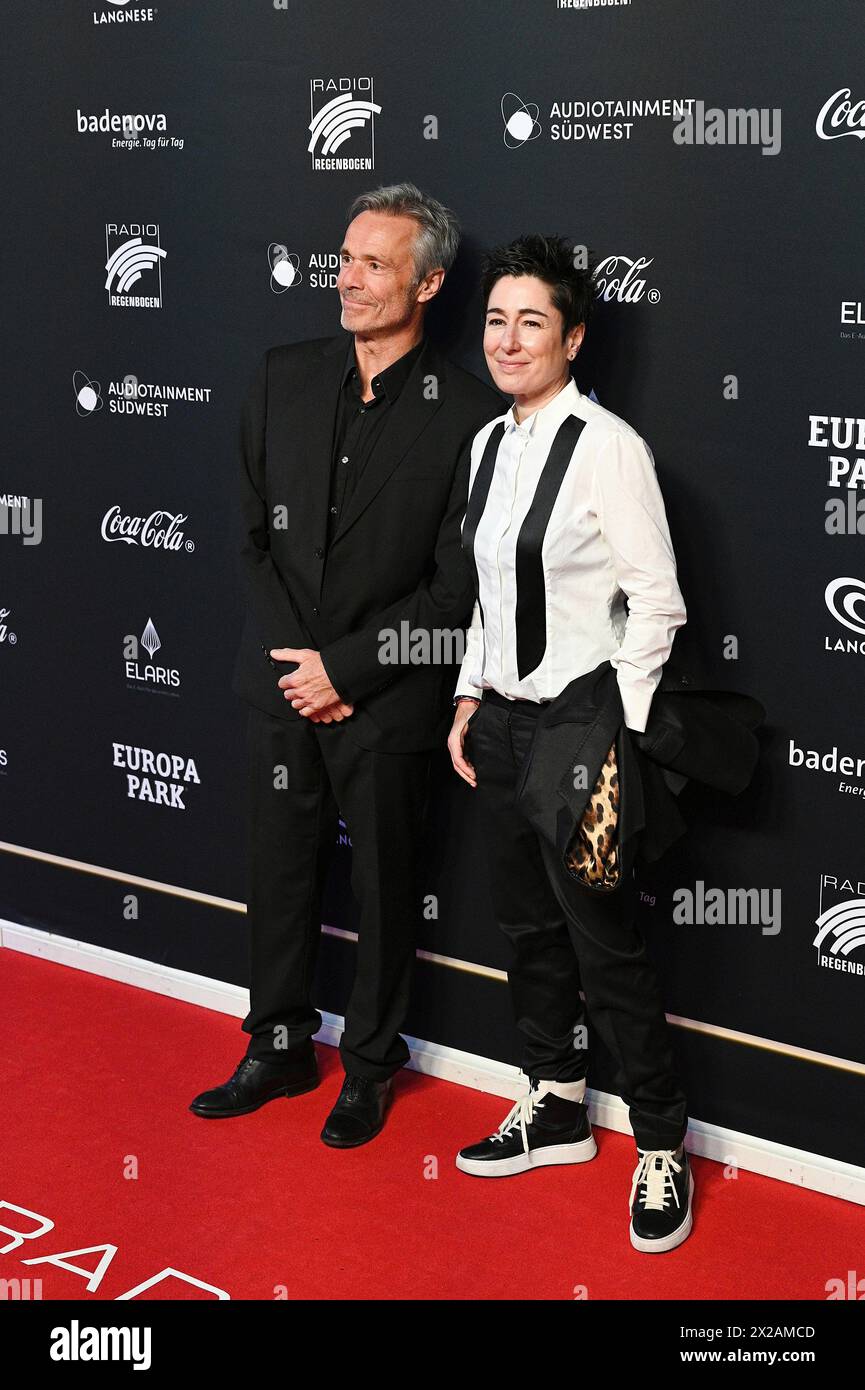 Rost, Deutschland. April 2024. Rust, Deutschland - 19. April 2024: Red Carpet - RADIO REGENBOGEN AWAD 2024 im Europa-Park mit Dunja Hayal, Hannes Jaenicke Credit: SIPA USA/Alamy Live News Stockfoto