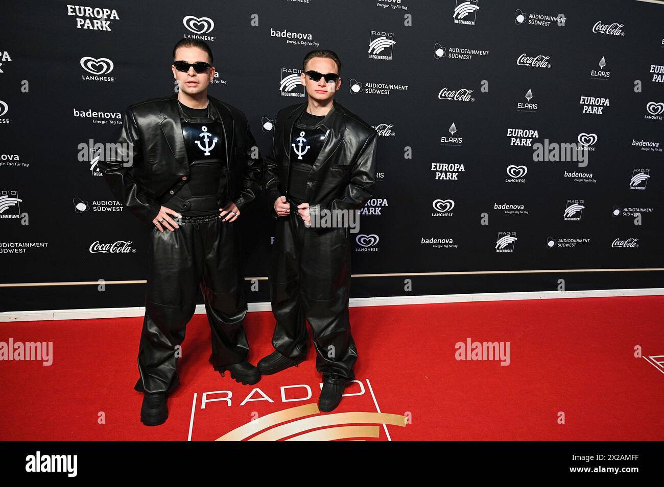 Rost, Deutschland. April 2024. Rost, Deutschland - 19. April 2024: Roter Teppich - RADIO REGENBOGEN AWAD 2024 im Europa-Park mit zwei Polarlichtern (Emil Reinke, Pierre-Angelo Papaccio) Credit: SIPA USA/Alamy Live News Stockfoto