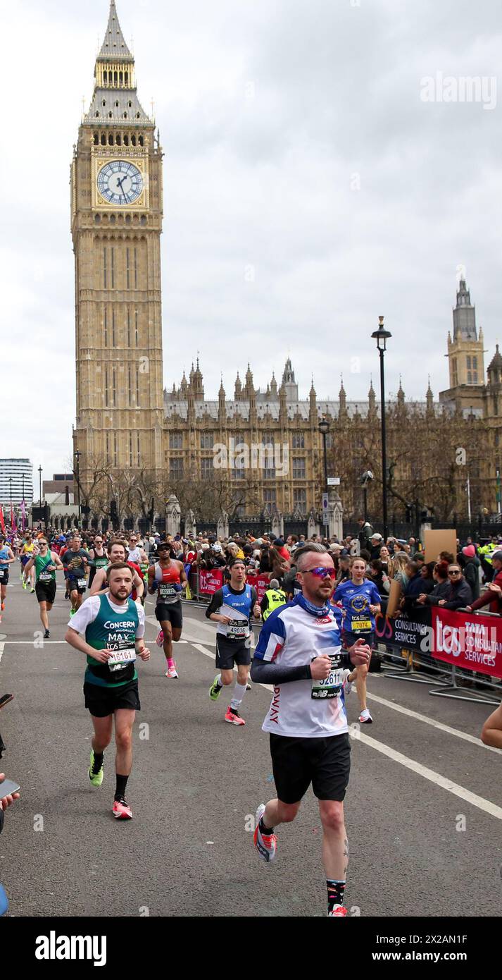 London, Großbritannien. April 2024. Die Teilnehmer laufen am 21. April 2024 beim London Marathon 2024 in London, Großbritannien vorbei. Quelle: Xinhua/Alamy Live News Stockfoto