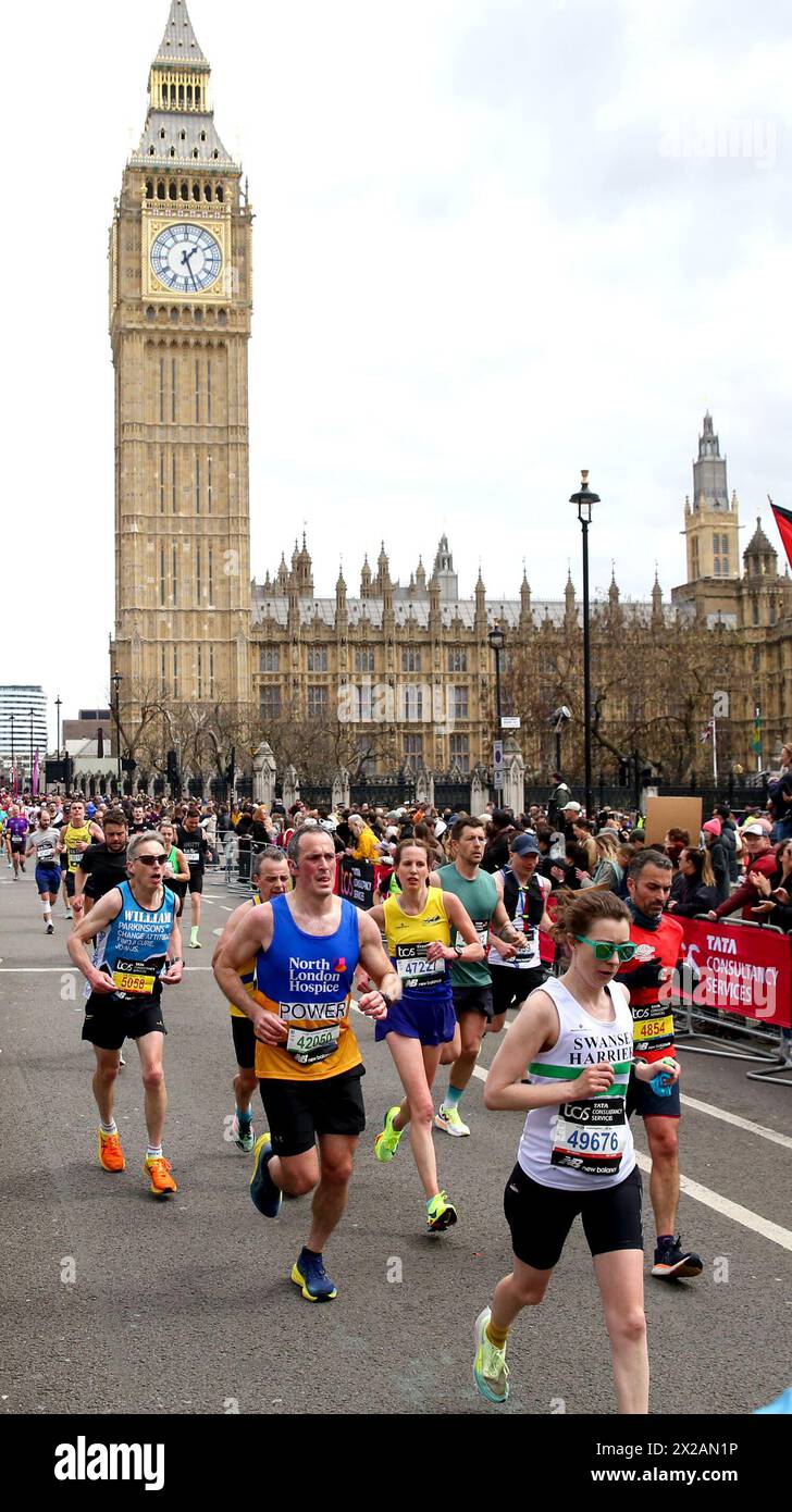 London, Großbritannien. April 2024. Die Teilnehmer laufen am 21. April 2024 beim London Marathon 2024 in London, Großbritannien vorbei. Quelle: Xinhua/Alamy Live News Stockfoto