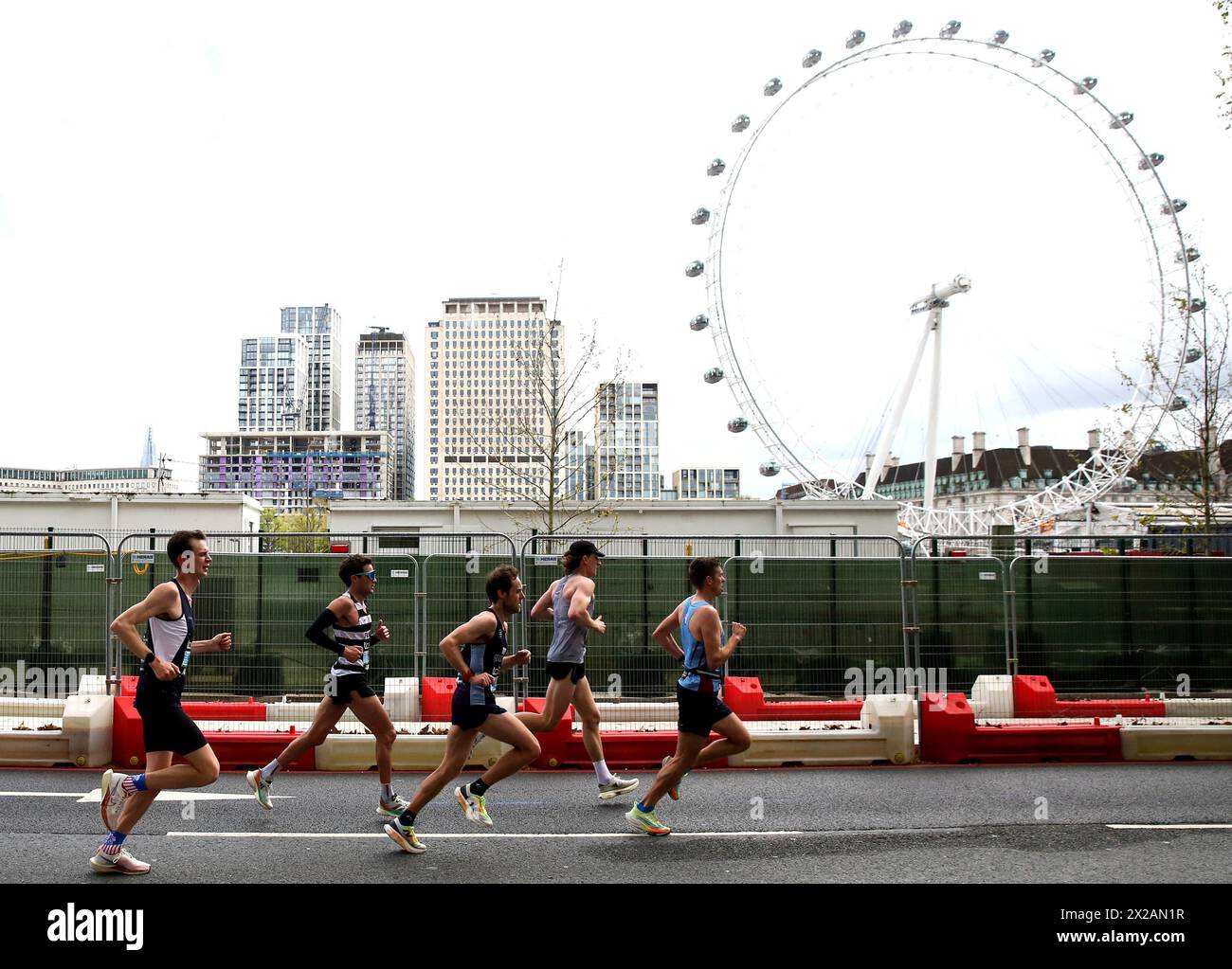 London, Großbritannien. April 2024. Die Teilnehmer laufen am London Eye beim London Marathon 2024 in London, Großbritannien, 21. April 2024 vorbei. Quelle: Xinhua/Alamy Live News Stockfoto