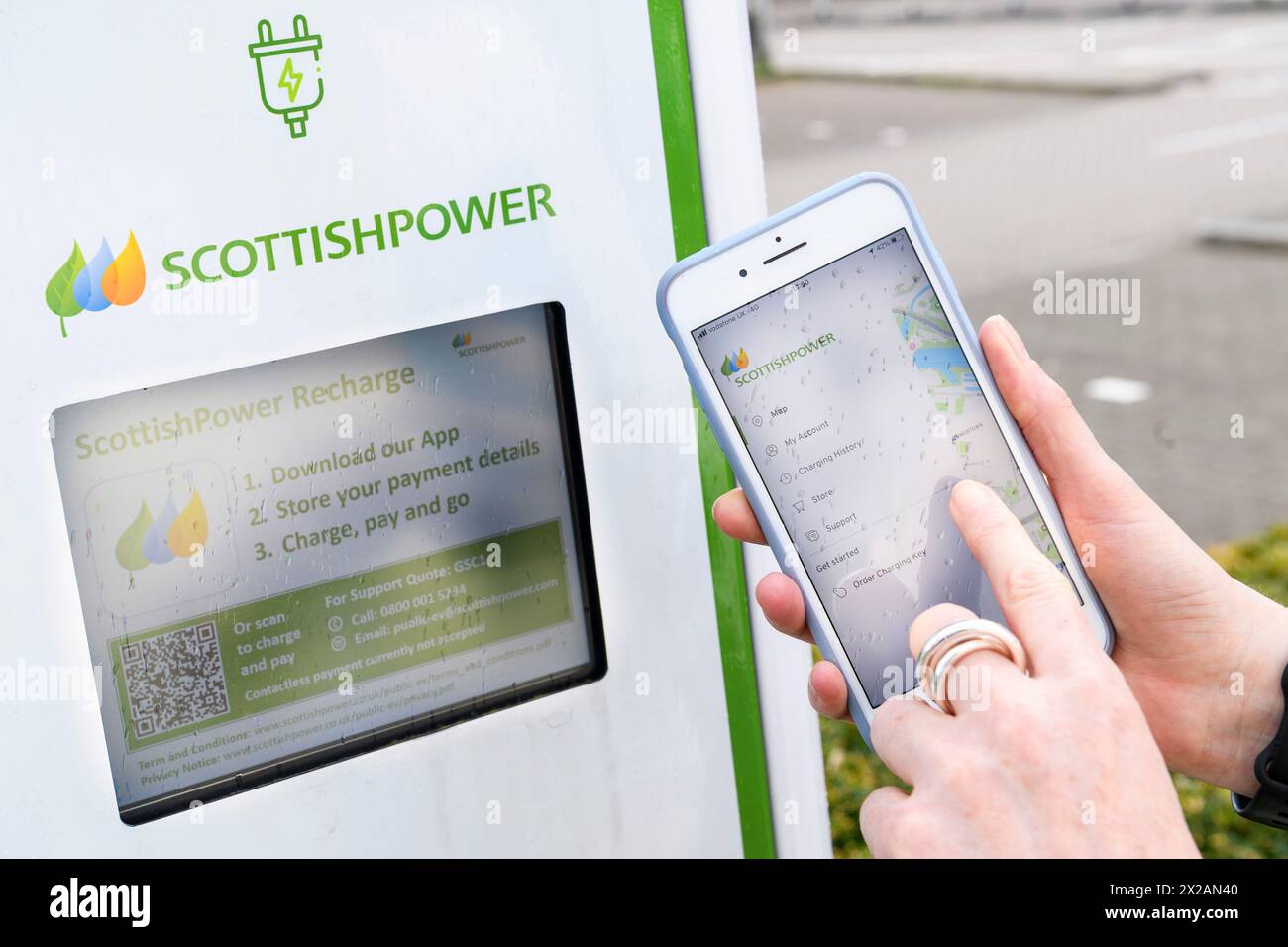 Elektrische öffentliche Ladestationen von ScottishPower, Ladegerät für Elektrofahrzeuge des Glasgow Science Centre EV Stockfoto
