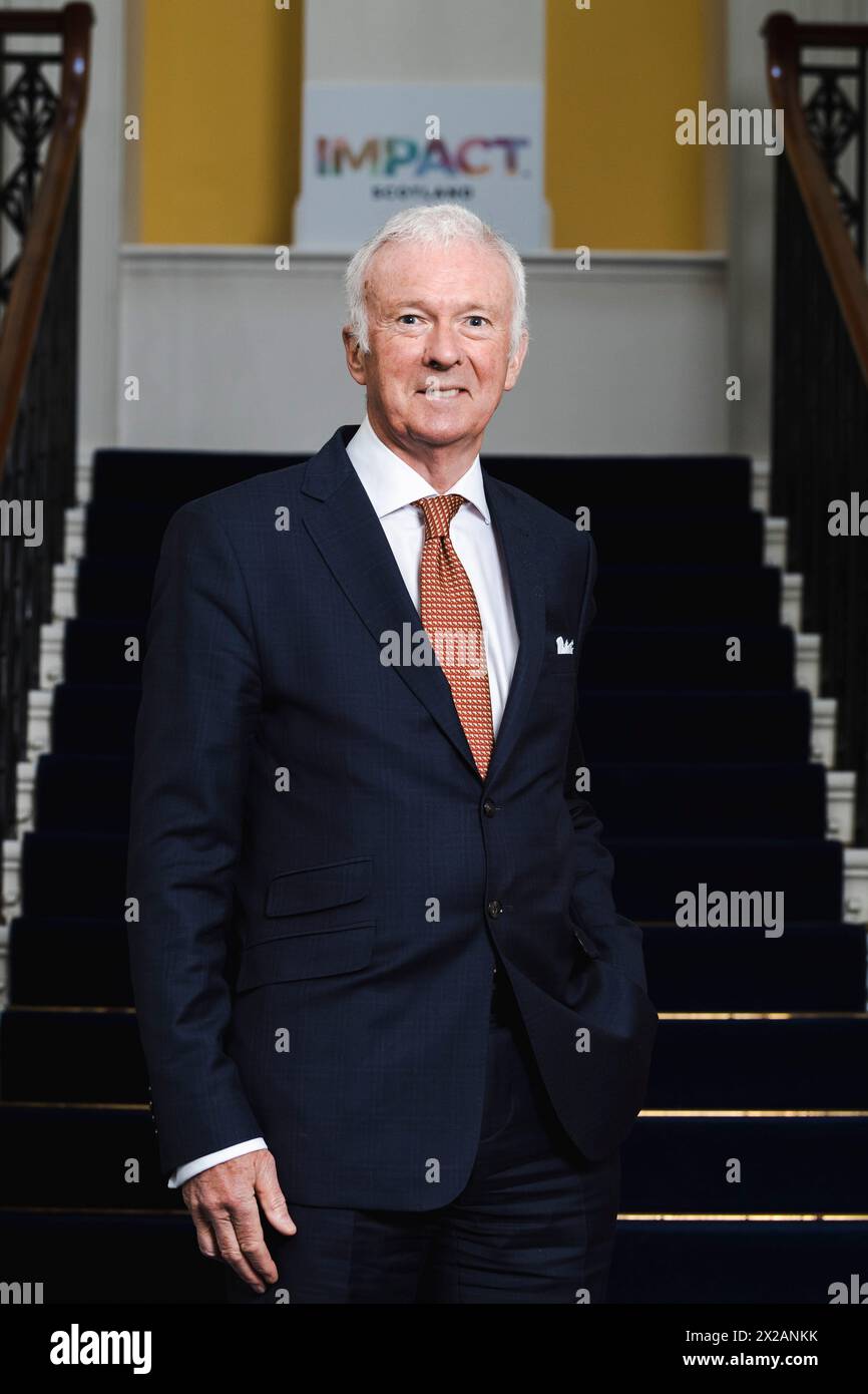 Ronnie Bowie von IMPACT Schottland mit Plänen und einer Broschüre für die Dunard Centre Konzerthalle, Edinburgh, Schottland, UK Stockfoto