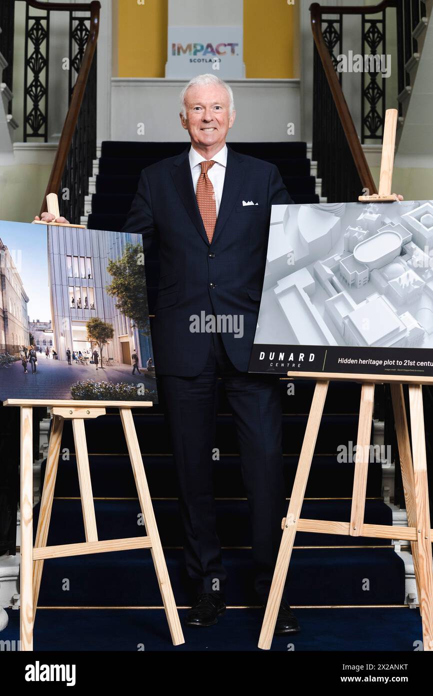 Ronnie Bowie von IMPACT Schottland mit Plänen und einer Broschüre für die Dunard Centre Konzerthalle, Edinburgh, Schottland, UK Stockfoto