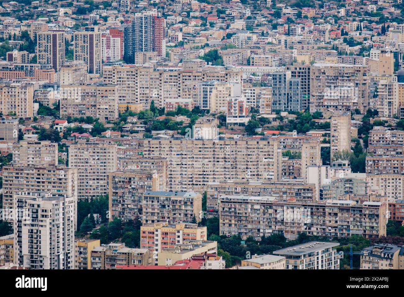 Blick auf die Gebäude aus der sowjetzeit von Tiflis vom Berg Mtatsminda in Georgien Stockfoto