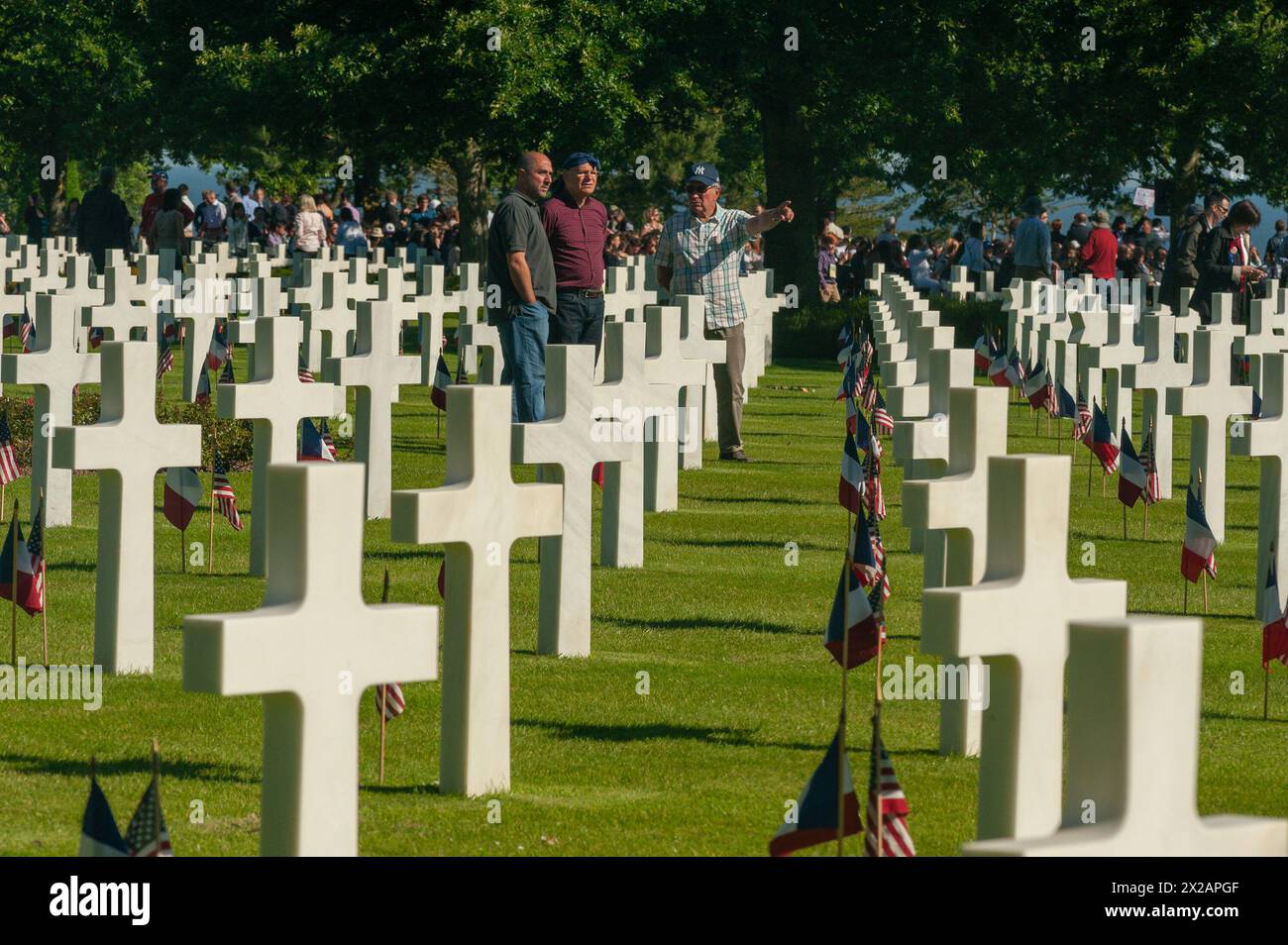 Ouistreham, Sword Beach, Normandie, Frankreich, Group People, Touristen besuchen, 70. Jahrestag der D-Day Invasion American Cemetery, Cross Grabstones Stockfoto