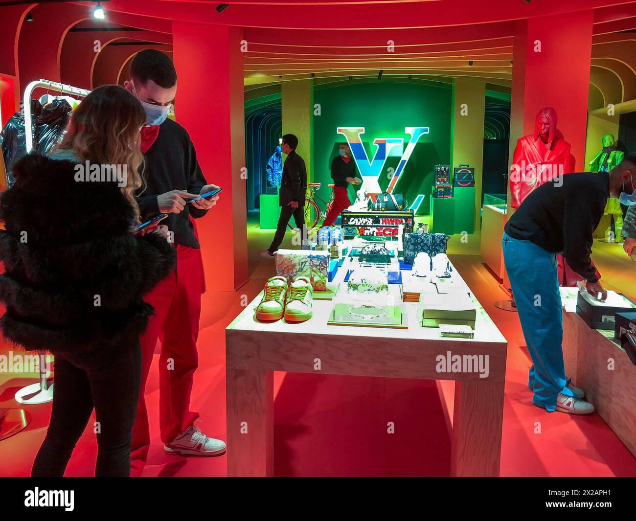 Paris, Frankreich, Menschenmassen kaufen Luxus im Inneren, LVMH Pop Up Store, (Pont N-euf) Ausstellungsgegenstände Stockfoto