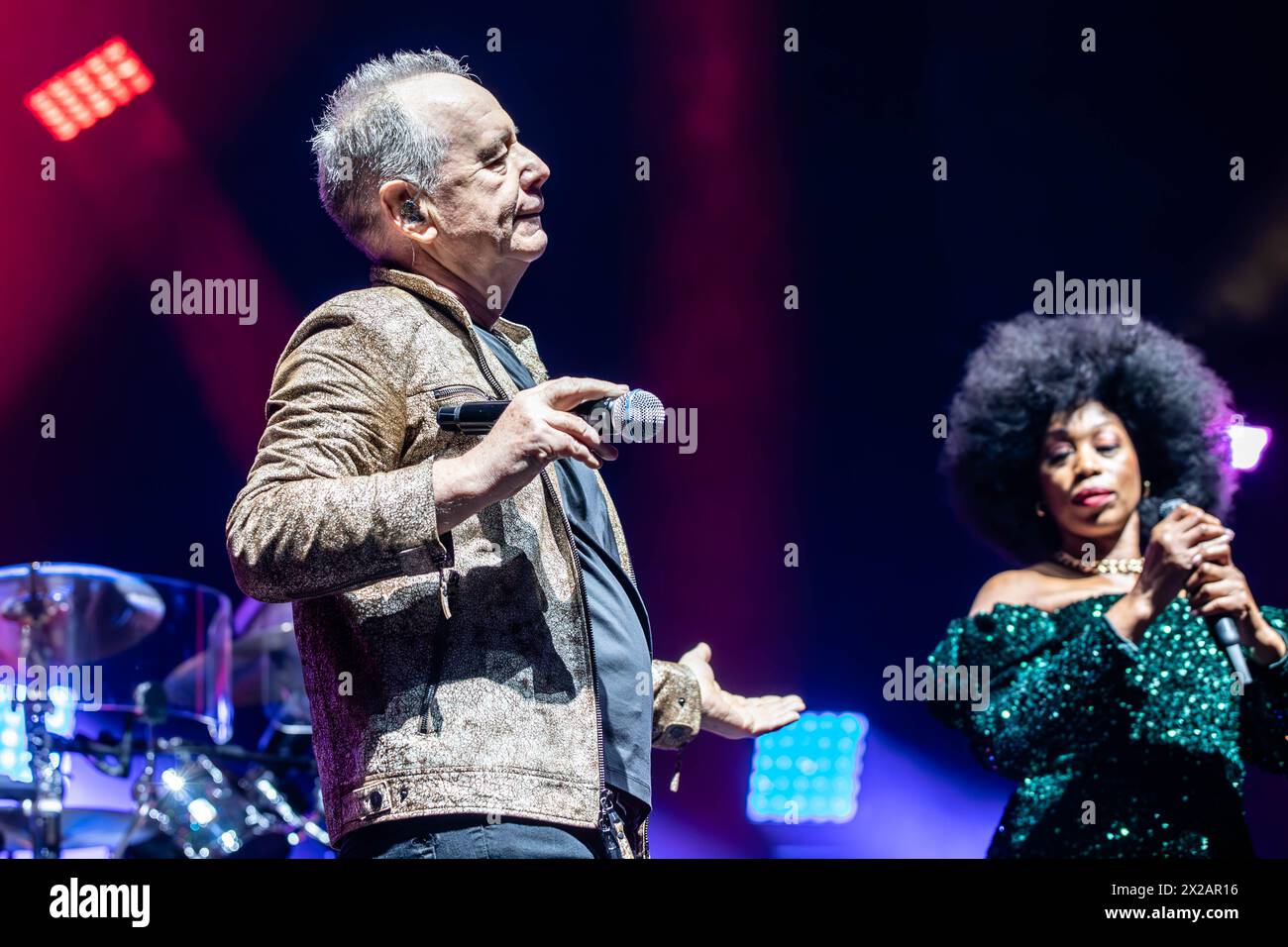 Mailand, Italien. April 2024. Die schottische Band SIMPLE MINDS tritt live auf der Bühne des Forums während der „Global Tour 2024“ auf. Vermerk: Rodolfo Sassano/Alamy Live News Stockfoto