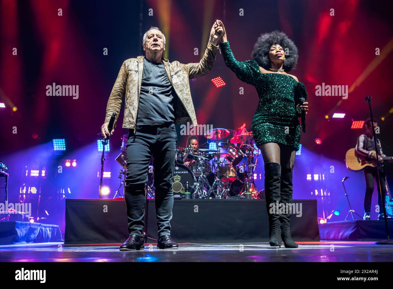 Mailand, Italien. April 2024. Die schottische Band SIMPLE MINDS tritt live auf der Bühne des Forums während der „Global Tour 2024“ auf. Vermerk: Rodolfo Sassano/Alamy Live News Stockfoto