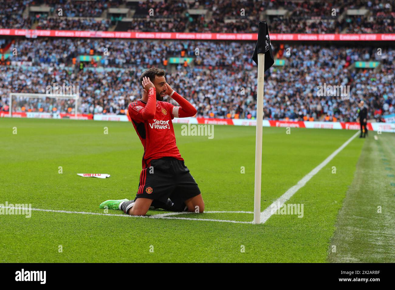 London, Großbritannien. April 2024. Bruno Fernandes von Manchester United feiert, nachdem er seinem Team das 3. Tor erzielt hat. Das Halbfinale des Emirates FA Cup, Coventry City gegen Manchester United im Wembley Stadium in London am 21. April 2024. Nur redaktionelle Verwendung. bild von Andrew Orchard/Andrew Orchard Sportfotografie/Alamy Live News Credit: Andrew Orchard Sportfotografie/Alamy Live News Stockfoto
