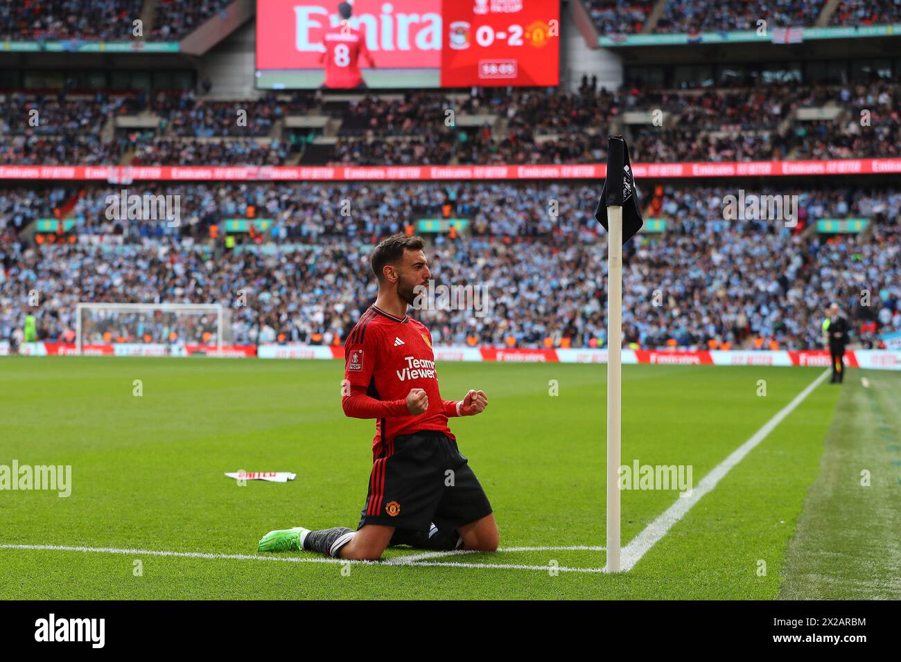 London, Großbritannien. April 2024. Bruno Fernandes von Manchester United feiert, nachdem er seinem Team das 3. Tor erzielt hat. Das Halbfinale des Emirates FA Cup, Coventry City gegen Manchester United im Wembley Stadium in London am 21. April 2024. Nur redaktionelle Verwendung. bild von Andrew Orchard/Andrew Orchard Sportfotografie/Alamy Live News Credit: Andrew Orchard Sportfotografie/Alamy Live News Stockfoto