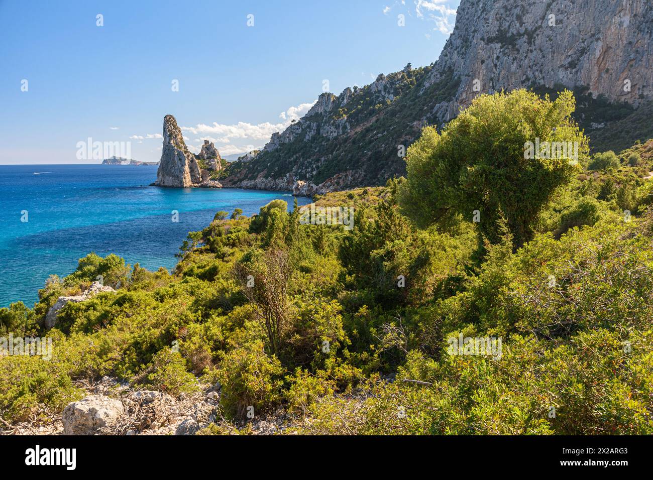 Küste in der Nähe von Santa Maria Navarrese mit Felsenspitze namens Pedra Longa im Hintergrund im Osten Sardiniens Stockfoto