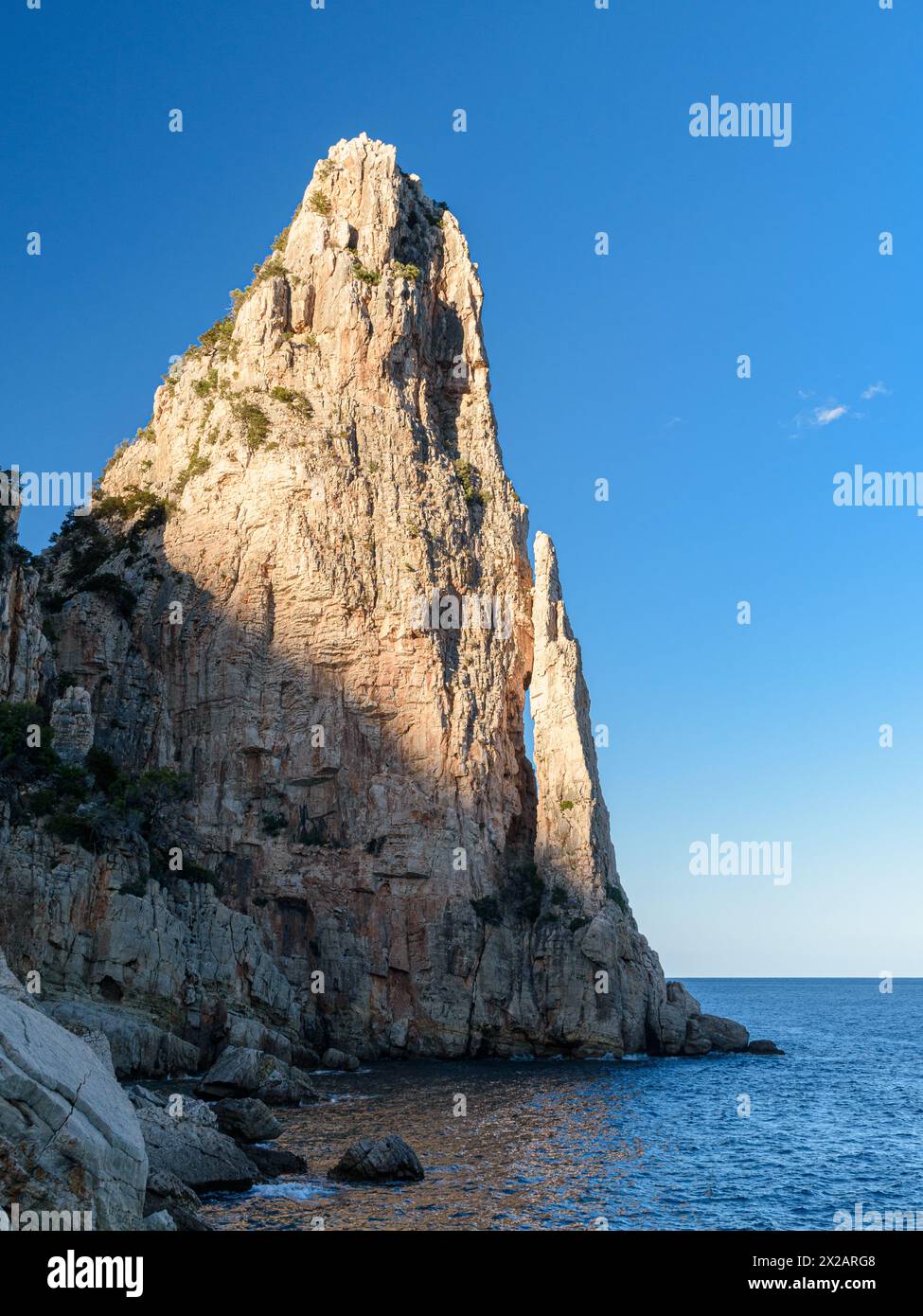 Felskalksteinspitze namens Pedra Longa im Golf von Orosei bei Santa Maria Navarrese, einem kleinen Meeresdorf in Ogliastra im Osten Sardiniens Stockfoto