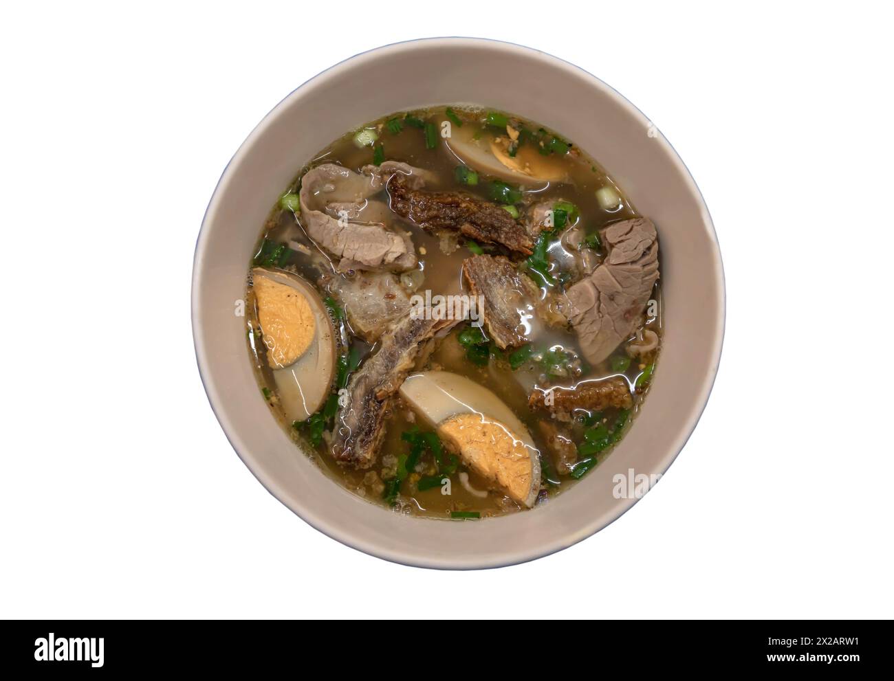 Chinesische Nudeln oder gerollte Reisnudeln in fünf-Gewürzen-Brühe (Guay Jub) Zutaten sind gekochte Eier, knuspriges Schweinefleisch und Schweinefleisch in braun gedünsteter Suppe in W Stockfoto