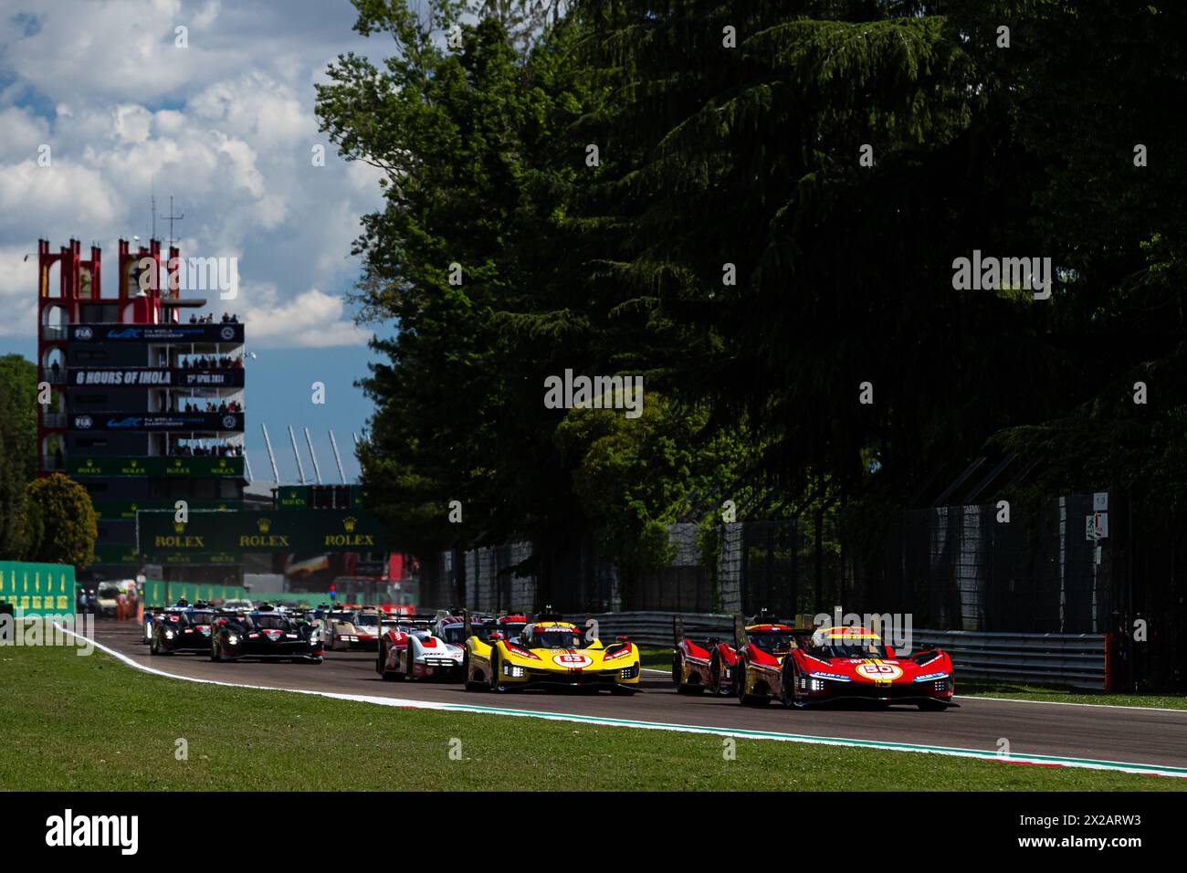 50 FUOCO Antonio (ita), MOLINA Miguel (Spa), NIELSEN Nicklas (dnk), Ferrari AF Corse, Ferrari 499P #50, Hypercar, Action, 51 PIER GUIDI Alessandro (ita), CALADO James (gbr), GIOVINAZZI Antonio (ita), Ferrari AF Corse, Ferrari 499P #51, Hypercar, Action, 83 KUBICA Robert (pol), SHWARTZMAN Robert (isr), YE Yifei (CHN), AF Corse, Ferrari 499P #83, Hypercar, Action während der 6 Stunden von Imola 2024, 2. Runde der FIA-Langstrecken-Weltmeisterschaft 2024, vom 18. bis 21. April 2024 auf dem Autodromo Internazionale Enzo e Dino Ferrari in Imola, Italien Stockfoto