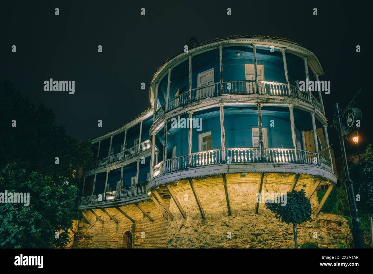 Altes traditionelles georgianisches Haus mit Holzbalkon im alten Tiflis (Georgien) bei Nacht Stockfoto