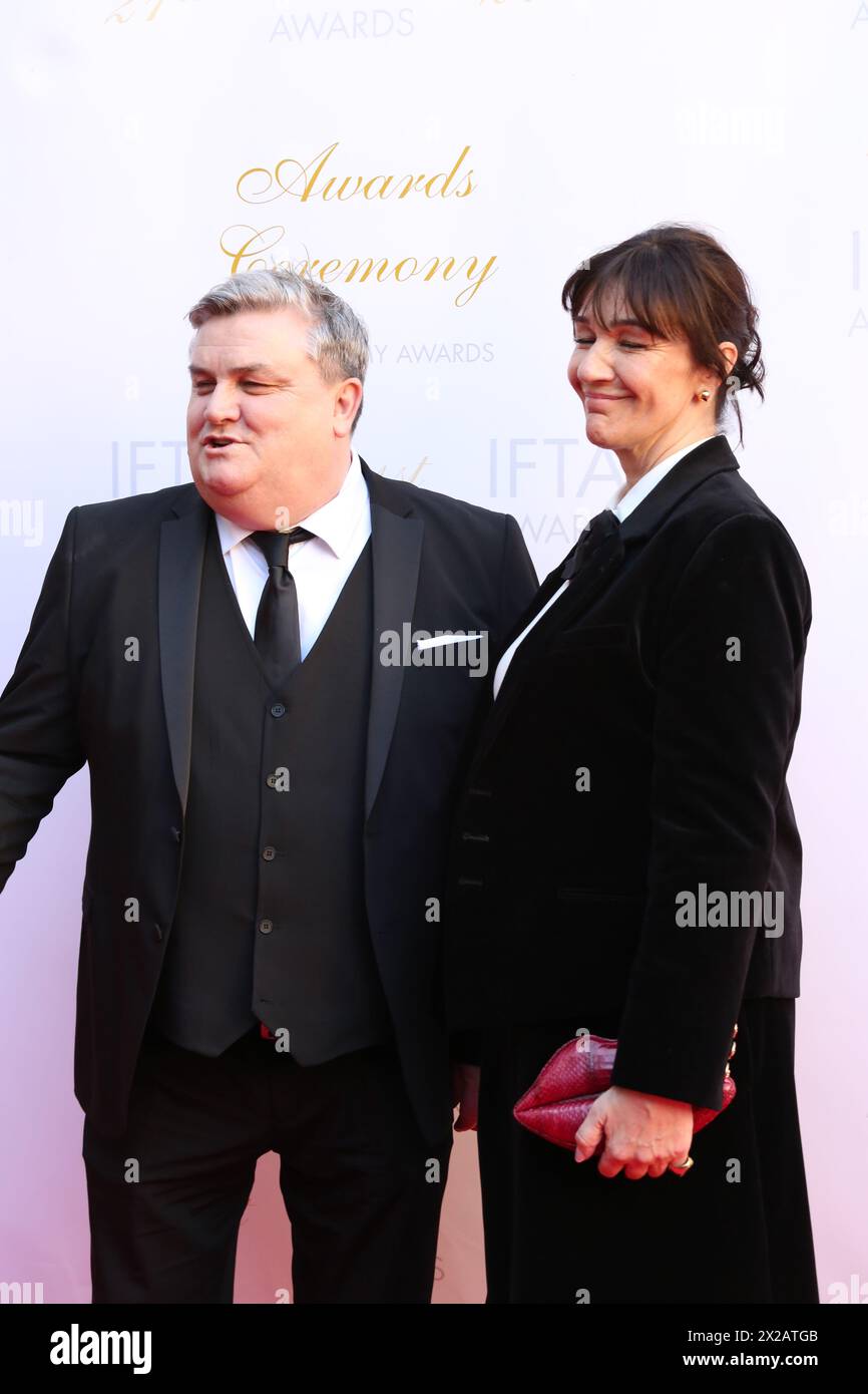 Dublin, Irland. April 2024. Simon Delaney und Hilda Fay kommen auf dem roten Teppich bei den Irish Film and Television Awards (IFTA) im Dublin Royal Convention Centre an. Quelle: Doreen Kennedy/Alamy Live News. Stockfoto