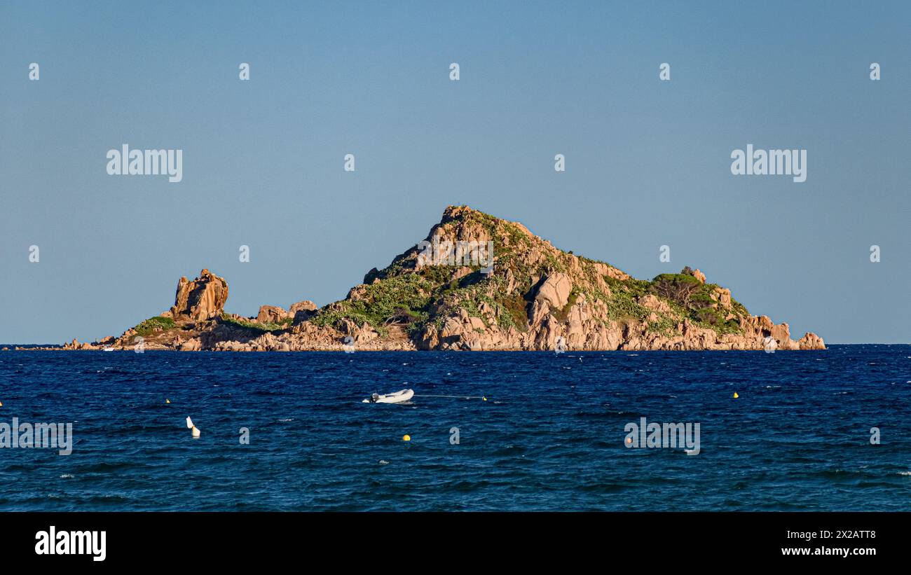 Die bewohnte kleine Insel Isola d’Ogliastra nahe der Küste Sardiniens vor Lotzorai Stockfoto