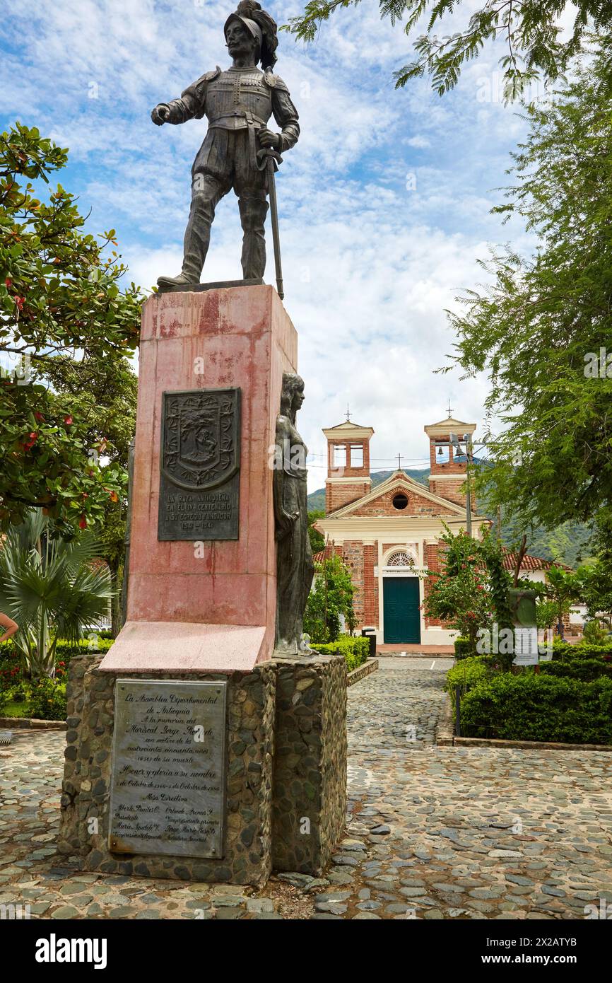 Monumento a la Raza, Estatua del Mariscal Jorge Robledo, Templo de Chiquinquira, Parque Martinez Pardo, Santa Fe de Antioquia, Antioquia, Kolumbien, S Stockfoto