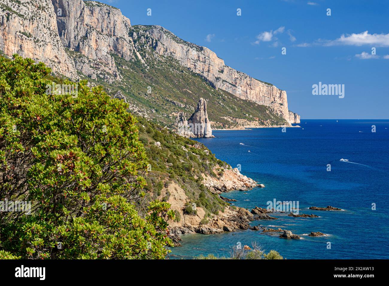 Küste in der Nähe von Santa Maria Navarrese mit Felsenspitze namens Pedra Longa im Hintergrund im Osten Sardiniens Stockfoto