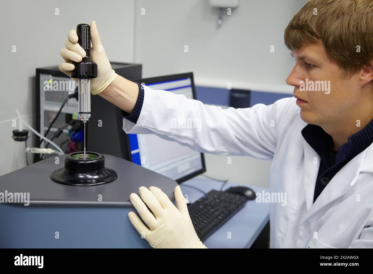 Das TA Instruments Nano ITC Low Volume wurde speziell für isotherme Titrationsfunktionen für Anwendungen mit begrenzten Probenmengen entwickelt Stockfoto