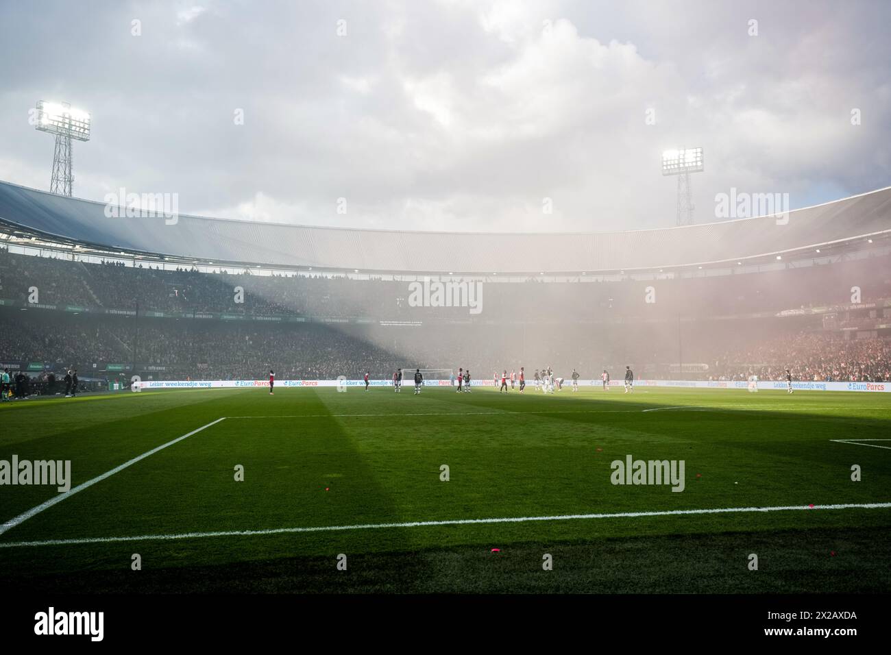 Rotterdam, Niederlande. April 2024. Rotterdam - Feuerwerk beim KNVB Cup Finale/KNVB Bekerfinale zwischen Feyenoord und NEC im Stadion Feijenoord de Kuip am 21. April 2024 in Rotterdam, Niederlande. Credit: Box to Box Pictures/Alamy Live News Stockfoto