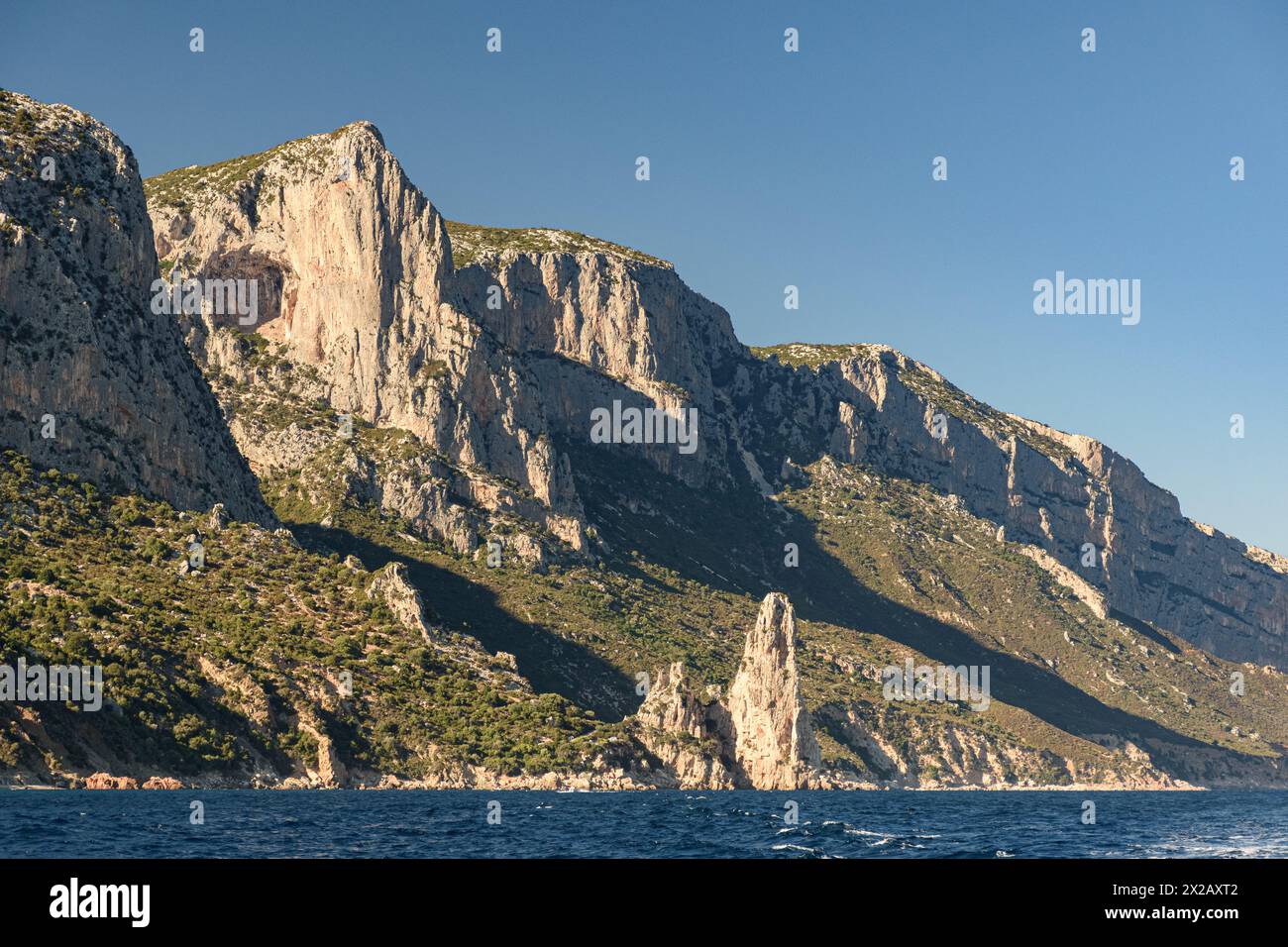 Klippenküste in der Nähe von Santa Maria Navarrese mit Felsenspitze namens Pedra Longa im Hintergrund im Osten Sardiniens Stockfoto