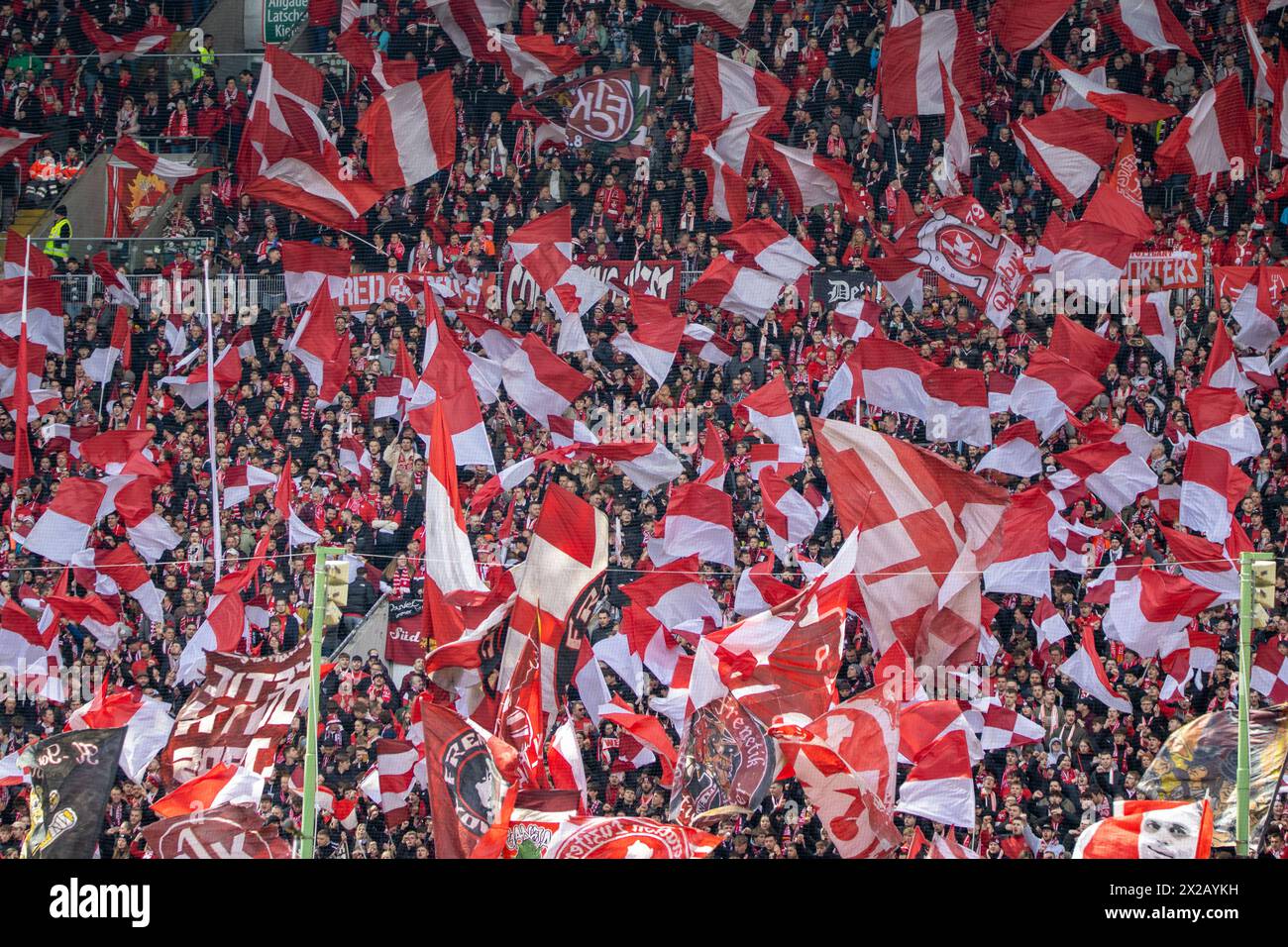 Kaiserslautern, 20.04.2024: Fans in der Westkurve des Fritz-Walter ...