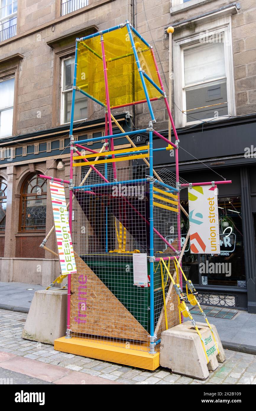 Deesign Me – ein Designprojekt in der Union Street in Dundee, Schottland, Großbritannien, das sich auf die gemeinsame Gestaltung des Außenbereichs mit lokalen Unternehmen konzentriert Stockfoto