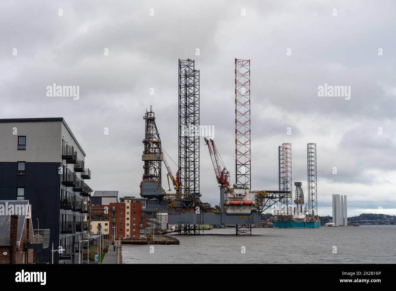 Valaris 123 Aufbock- oder Aufbock-Bohrfahrzeug oder Plattform in Dundee, Schottland, Großbritannien am Fluss Tay mit dem Valaris Viking im Hintergrund. Stockfoto