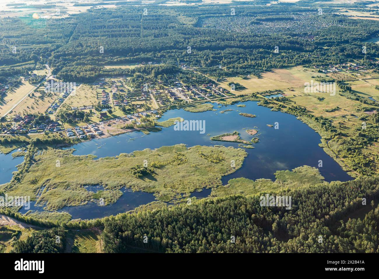 Luftlandschaftsansicht, Sommerwald, Felder und See. Europäischer Natur. Stockfoto