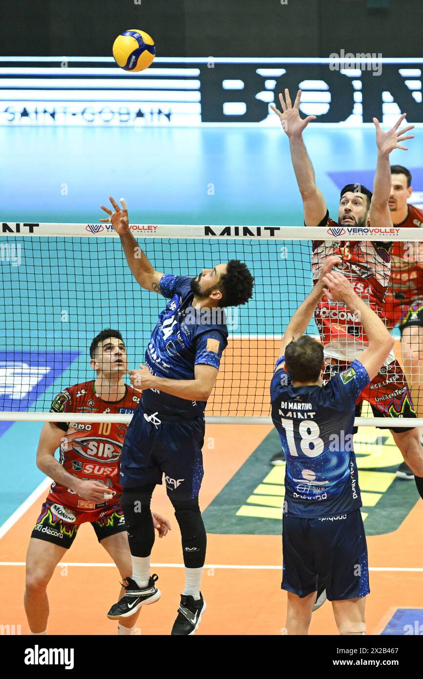 Monza, Italien. April 2024. Fernando Kreling von Sir Safety Susa Perugia stellt den Ball während der MINT Vero Volley Monza gegen Sir Safety Susa Perugia für das zweite Leg-Spiel der Super Lega Credem Banca am 21. April 2024 in der Opiquad Arena in Monza, Italien, vor. Monza gewinnt das Spiel mit einem Ergebnis von 3-2 Credit: Tiziano Ballabio/Alamy Live News Stockfoto