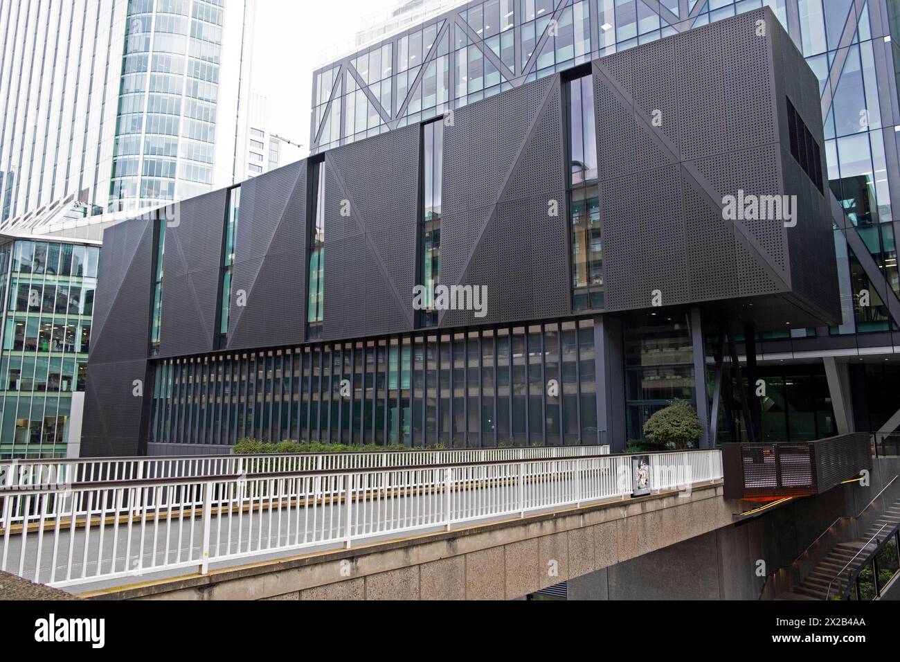 Blick auf das neue 21 Moorfields-Gebäude von der Außenfassade der 14 Moor Lane in der Nähe von City Point in Moorgate City of London UK 2024 KATHY DEWITT Stockfoto