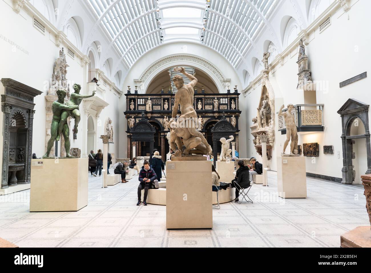 Mittelalter und Renaissance 1350 - 1600 Flügel im V&A Museum mit Nord- und südeuropäischer Kunst, bestehend aus dramatischen Bronze- und Steinskulpturen Stockfoto