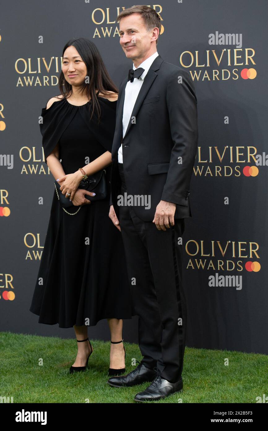 London, Großbritannien. April 2024. Im Bild: Jeremy Hunt – Finanzkanzler und Ehefrau Lucia Hunt (Lucia Guo) nimmt an den Olivier Awards 2024 im Royal Teil Stockfoto