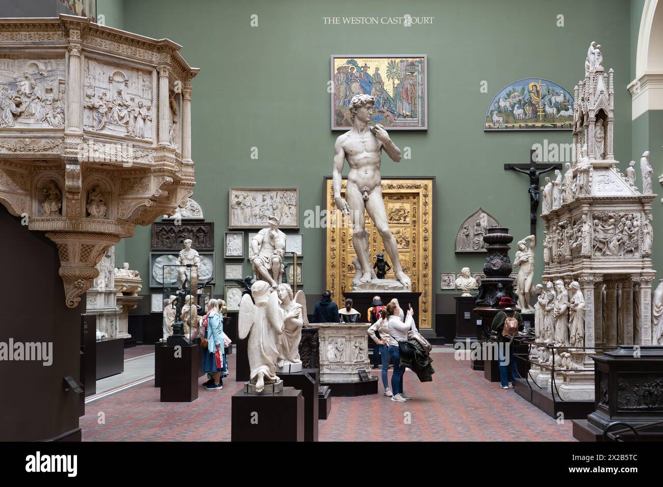 Weston Cast Court im V&A-Museum mit Reproduktionen italienischer Renaissance-Denkmäler aus dem 19. Jahrhundert, darunter Michelangelos David. UK Stockfoto