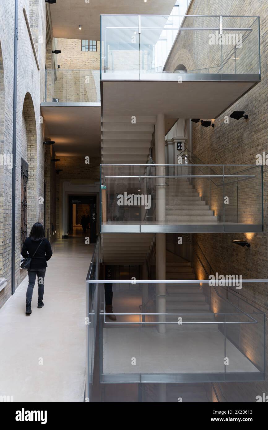 Treppe innerhalb der lichtdurchfluteten Galerie des V&A Museums. Auch bekannt als Simon Sainsbury Gallery. Erhält natürliches Licht von seinem Glasdach. UK Stockfoto