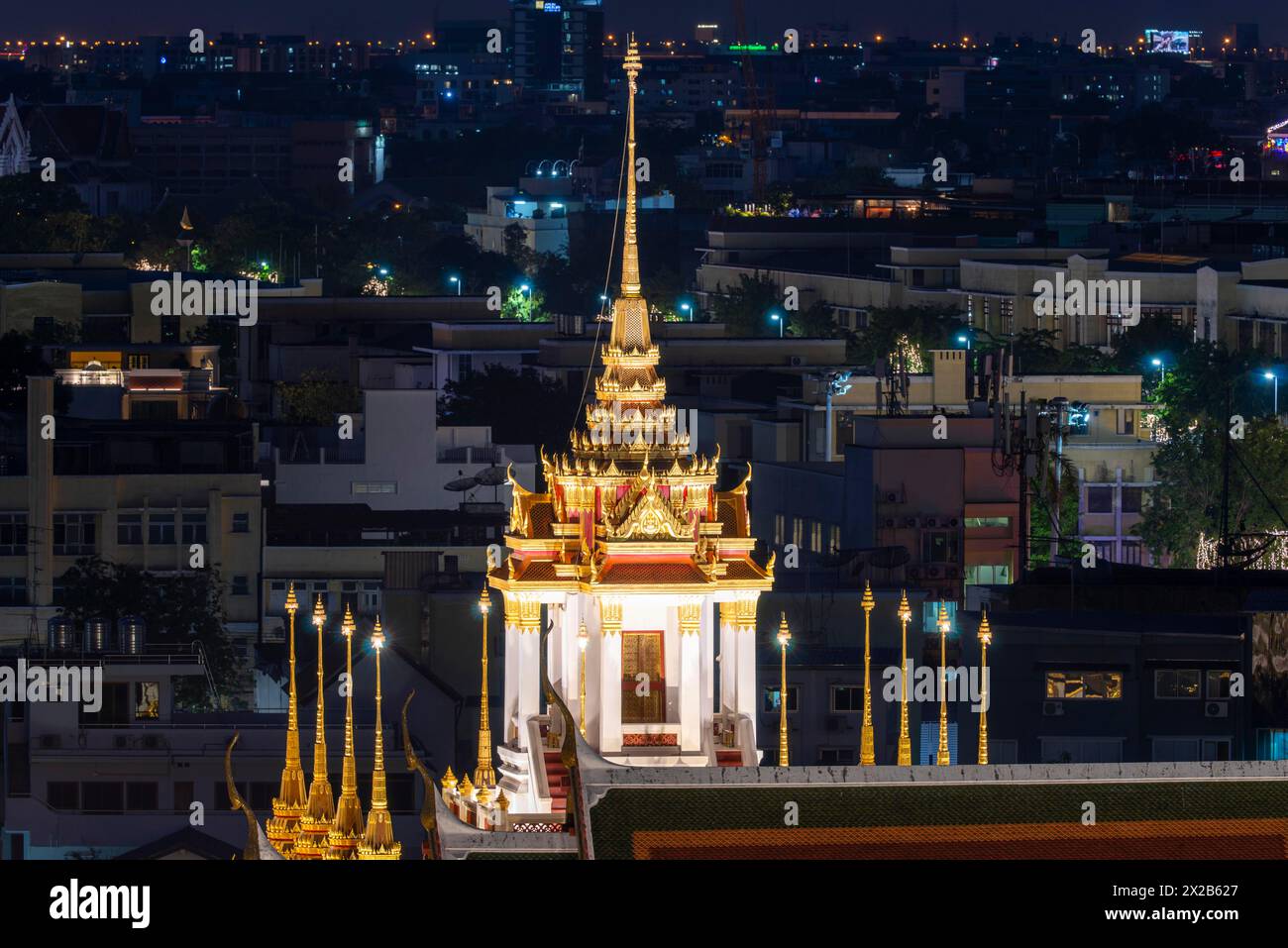 Nachtaufnahme des beleuchteten Wat Ratchanatdaram Worawihan, Bangkok, Thailand Stockfoto